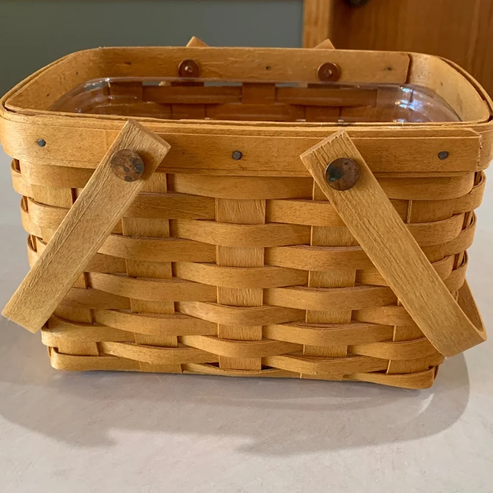 Longaberger Seashell Basket with Protector and Product Card. From 1999.